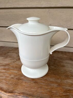 VTG JSNY insulated carafe features a white plastic exterior and a functional lid